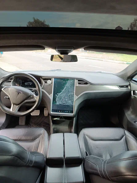 Tesla Model S 2015 - 11