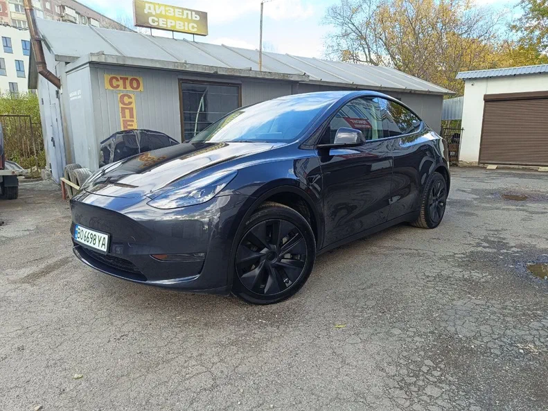 Tesla Model Y 2024
