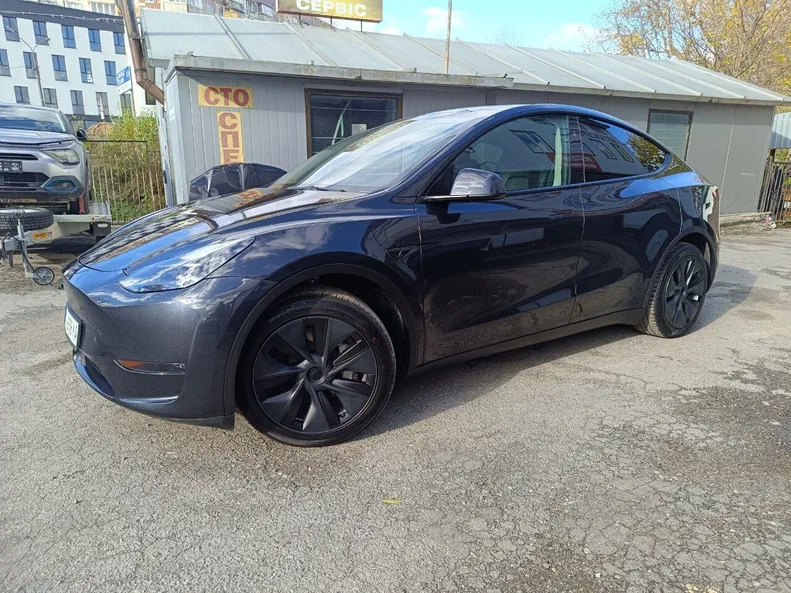 Tesla Model Y 2024 - 10