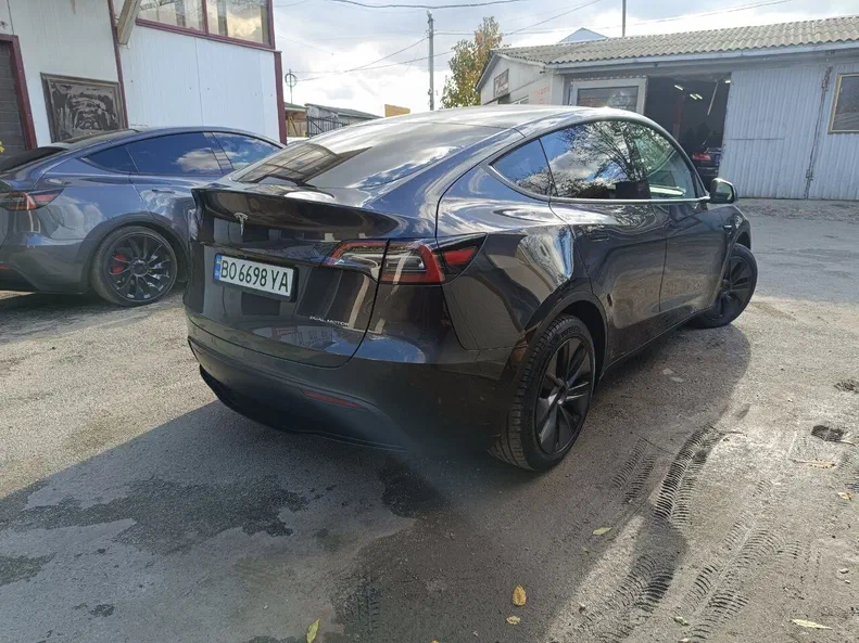 Tesla Model Y 2024 - 8