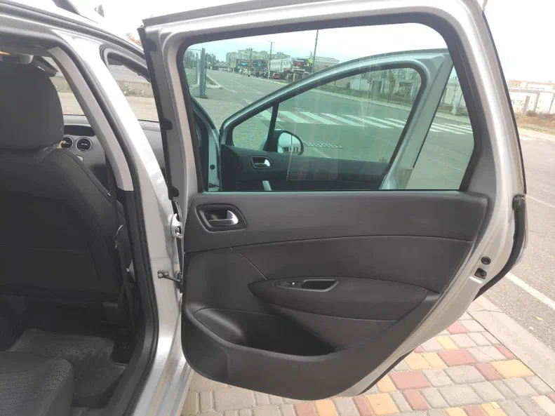 Peugeot 308 2010 - 12