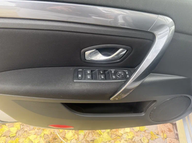 Renault Laguna 2010 - 8