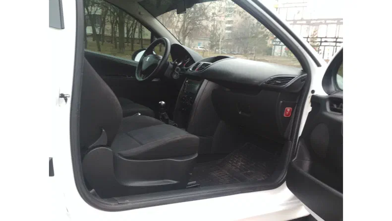 Peugeot 207 2008 - 16