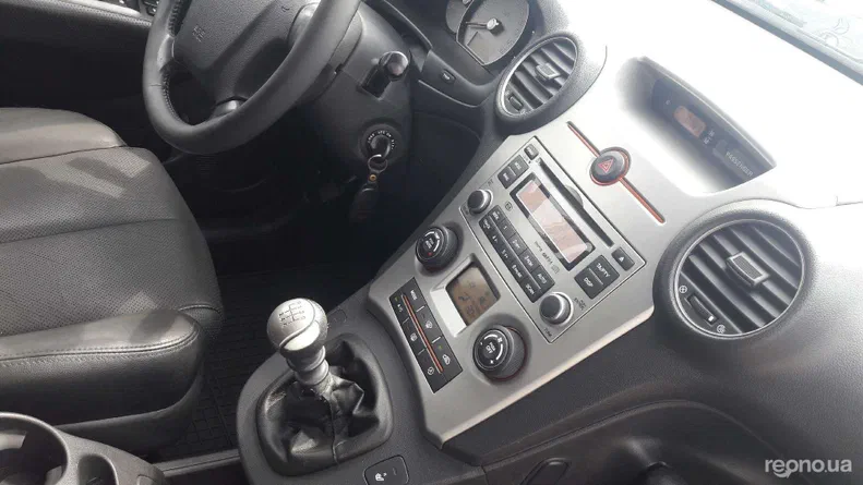 Kia Carens 2010 - 6