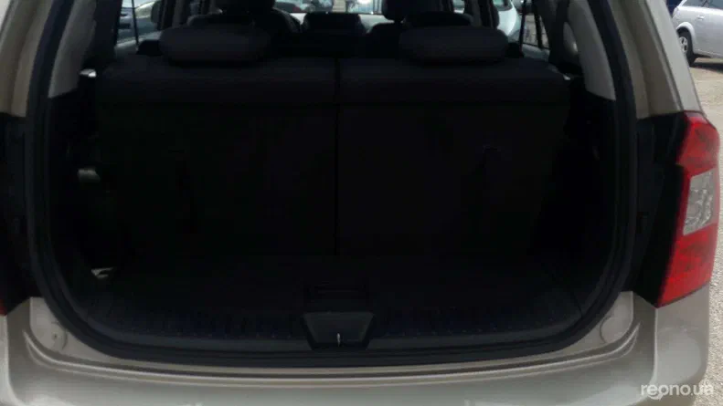 Kia Carens 2010 - 12