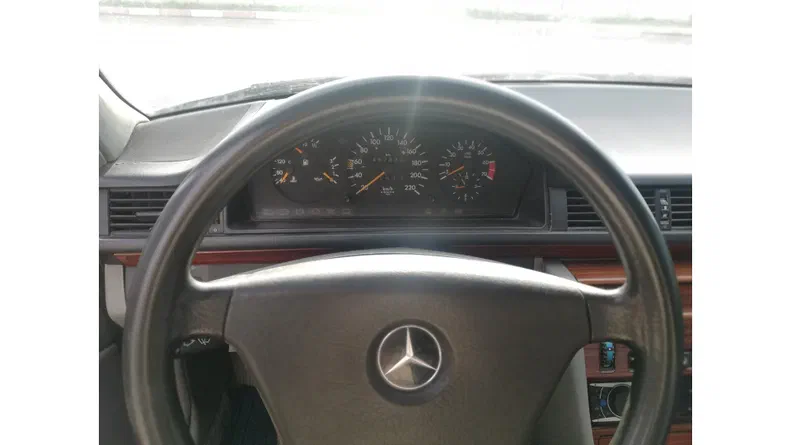 Mercedes-Benz E-Клас 1988 - 13