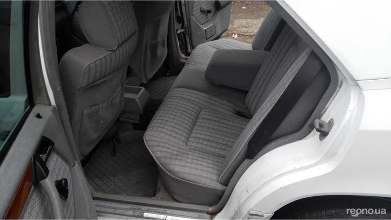 Mercedes-Benz E-Клас 1988 - 6