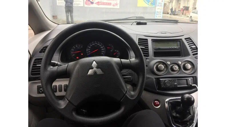 Mitsubishi Grandis 2006