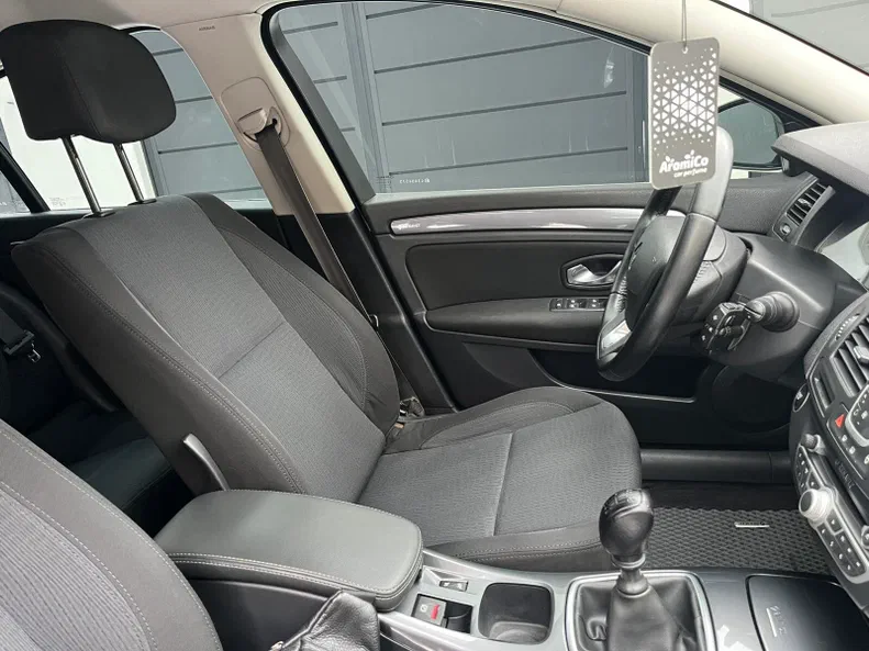 Renault Laguna 2010 - 12