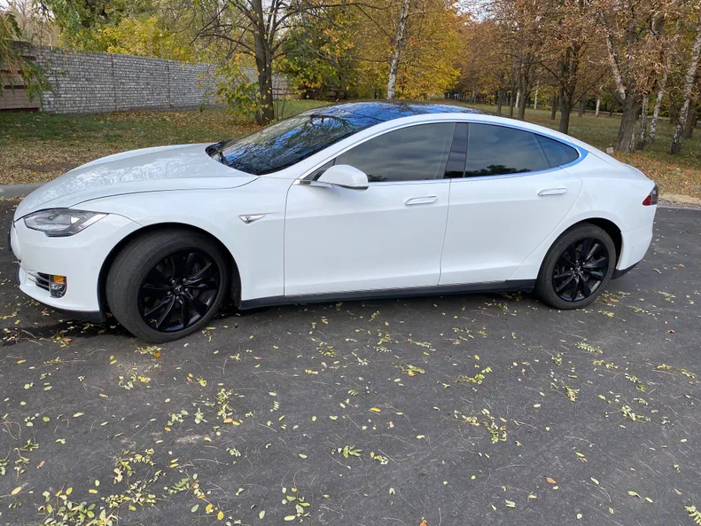 Tesla Model S 2015