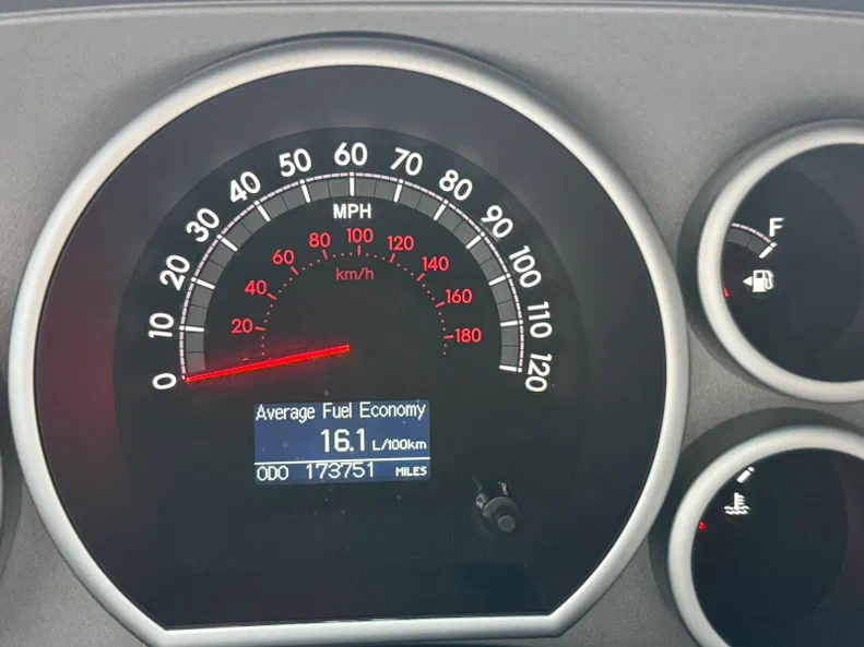 Toyota Sequoia 2011 - 10