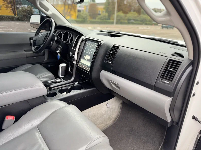 Toyota Sequoia 2011 - 7