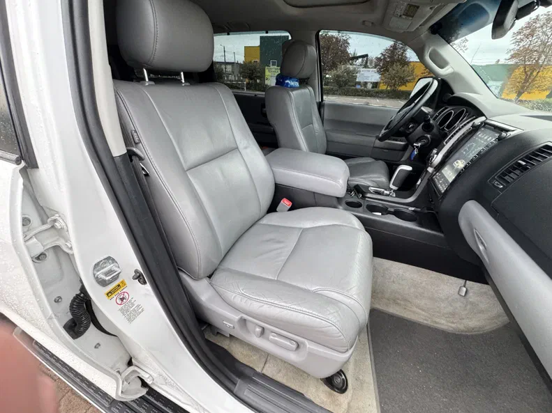 Toyota Sequoia 2011 - 6
