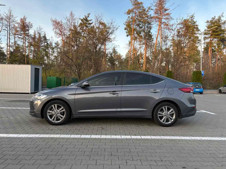 Hyundai Elantra 2018 - 10