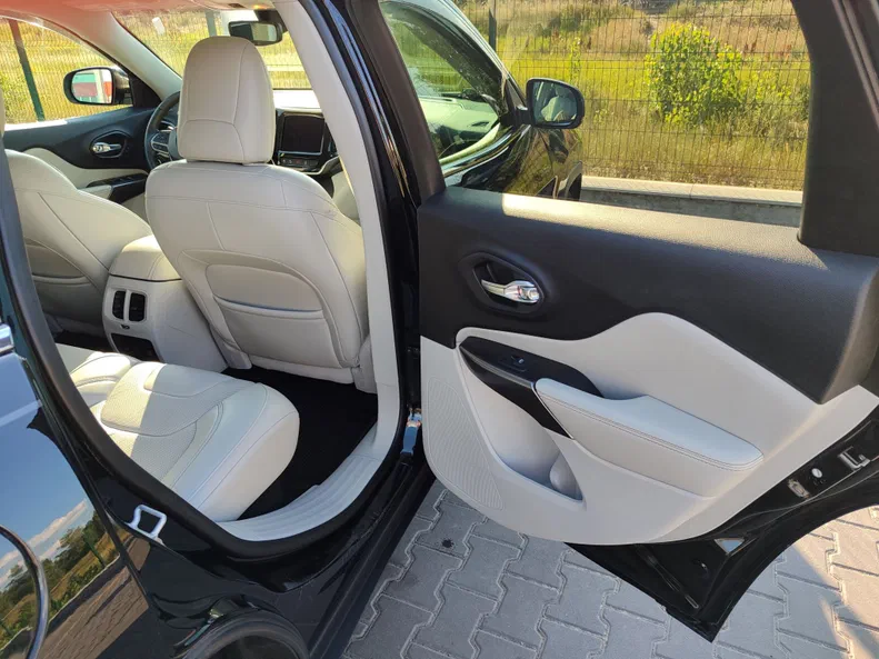 Jeep Cherokee 2019 - 16