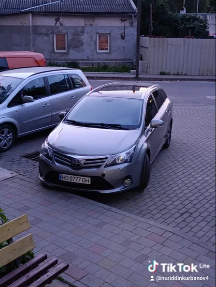 Toyota Avensis 2013 - 9