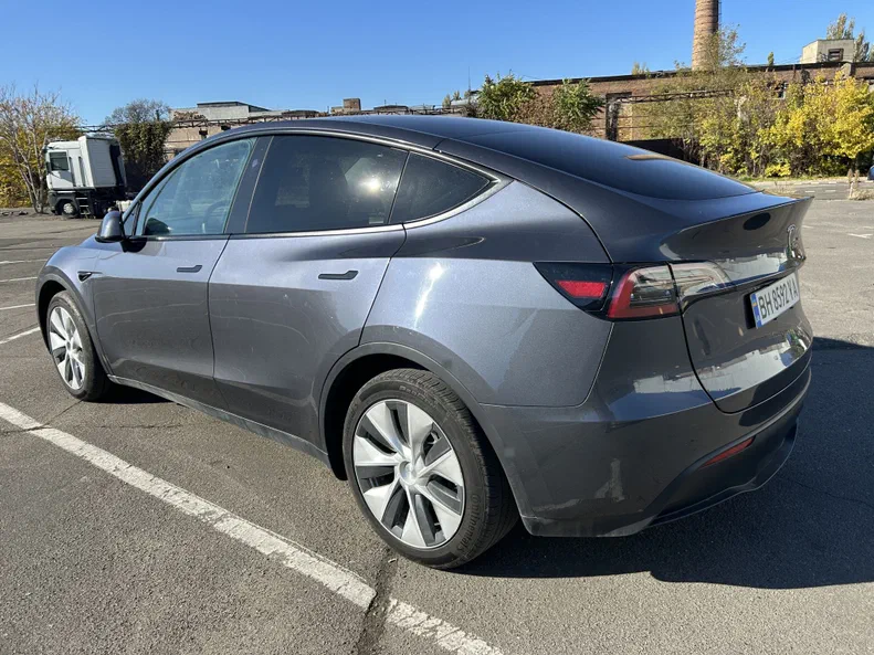 Tesla Model Y 2023 - 8
