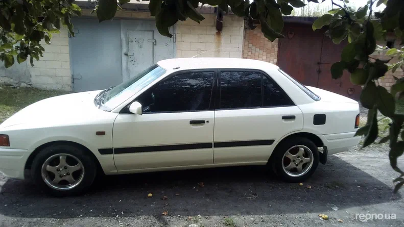 Mazda 323 1990