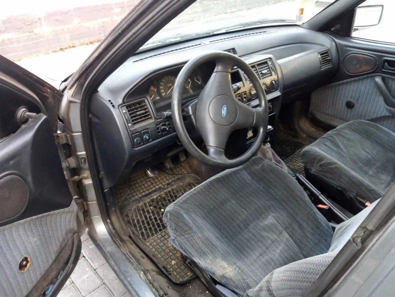 Ford Escort 1992 - 9