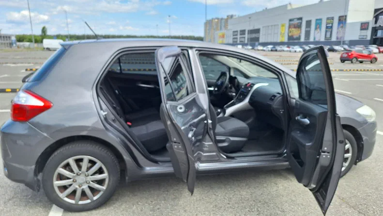 Toyota Auris 2011 - 11