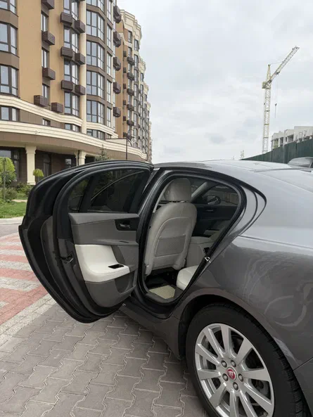 Jaguar XE 2016 - 12