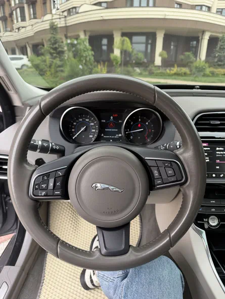 Jaguar XE 2016 - 6