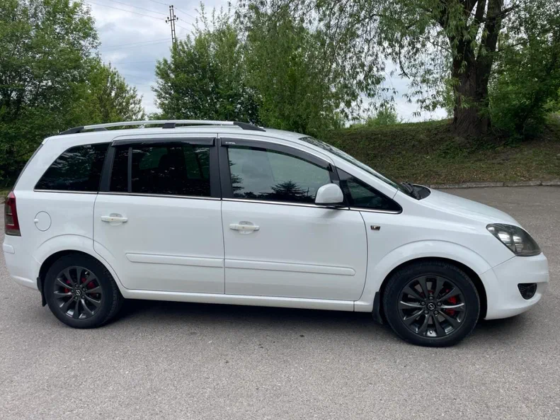 Opel Zafira 2010 - 2
