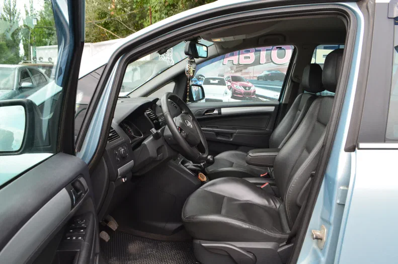 Opel Zafira 2010 - 11