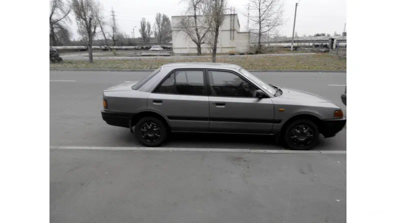 Mazda 323 1990