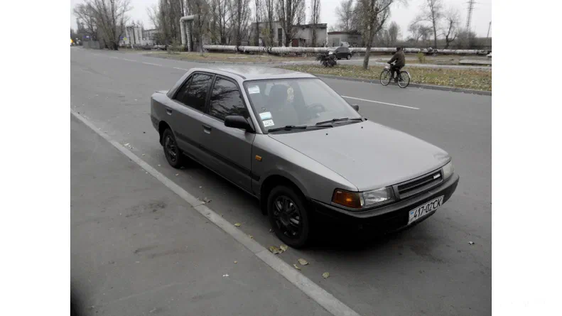 Mazda 323 1990