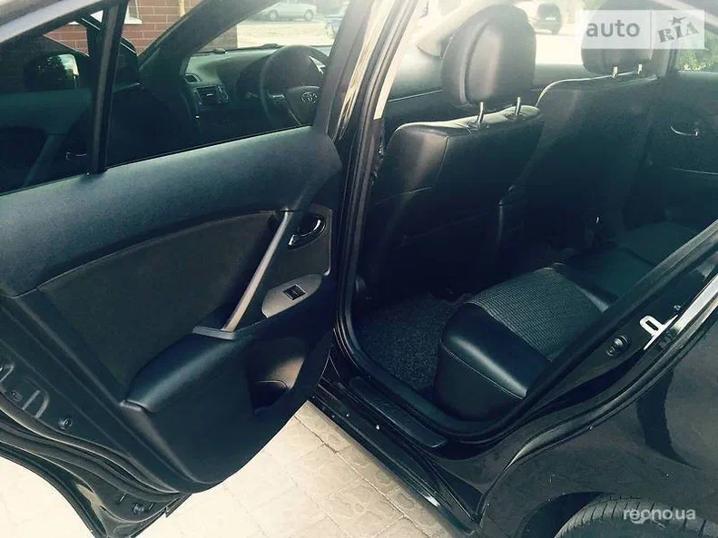 Toyota Avensis 2011 - 10