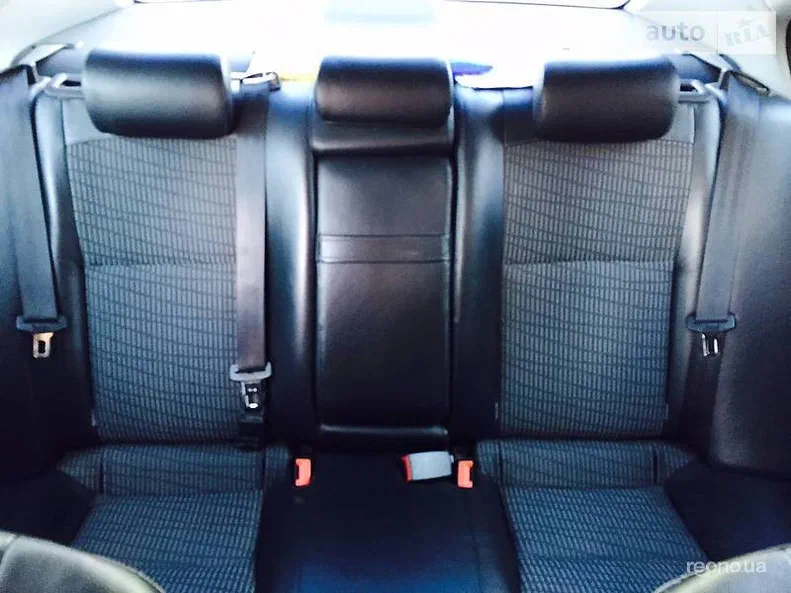 Toyota Avensis 2011 - 8