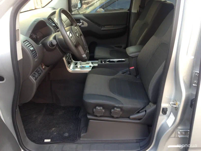 Nissan Navara (Frontier) 2011 - 9