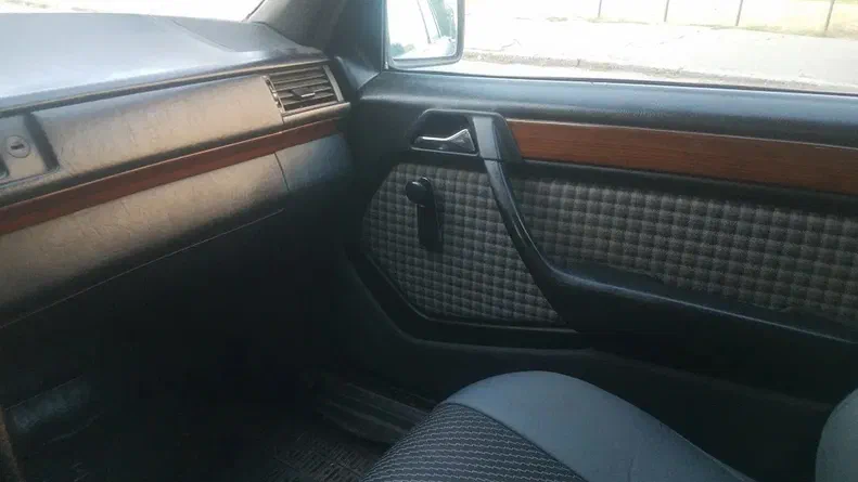 Mercedes-Benz E-Класс 1993