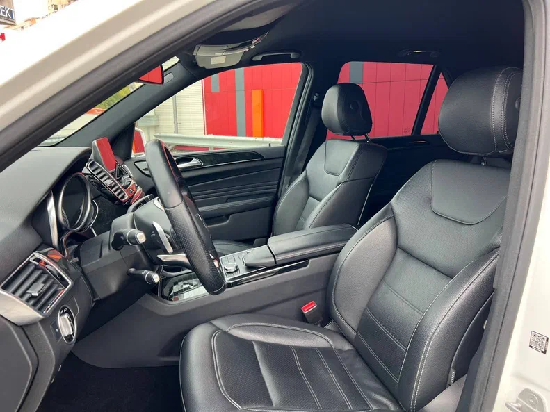 Mercedes-Benz GLE 2016 - 32