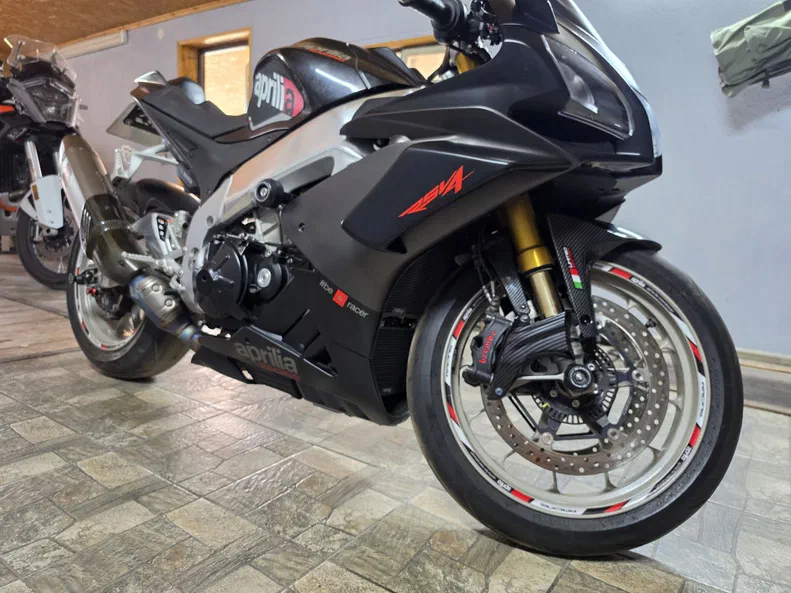 Aprilia RSV4 2019 - 14