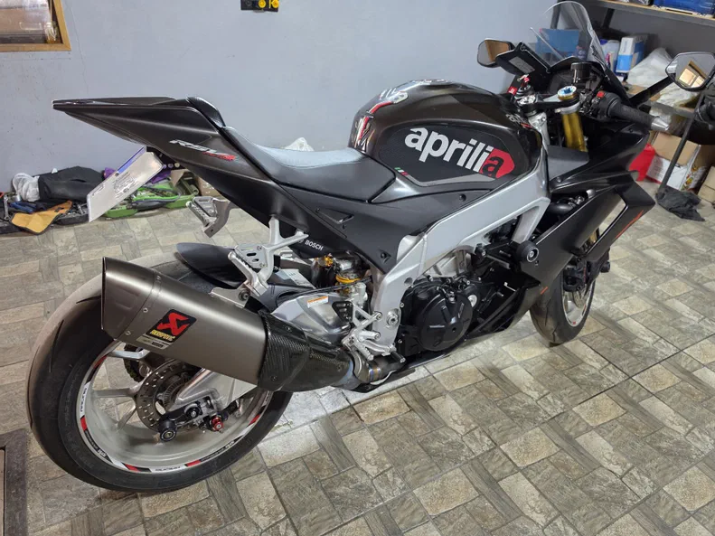 Aprilia RSV4 2019 - 4